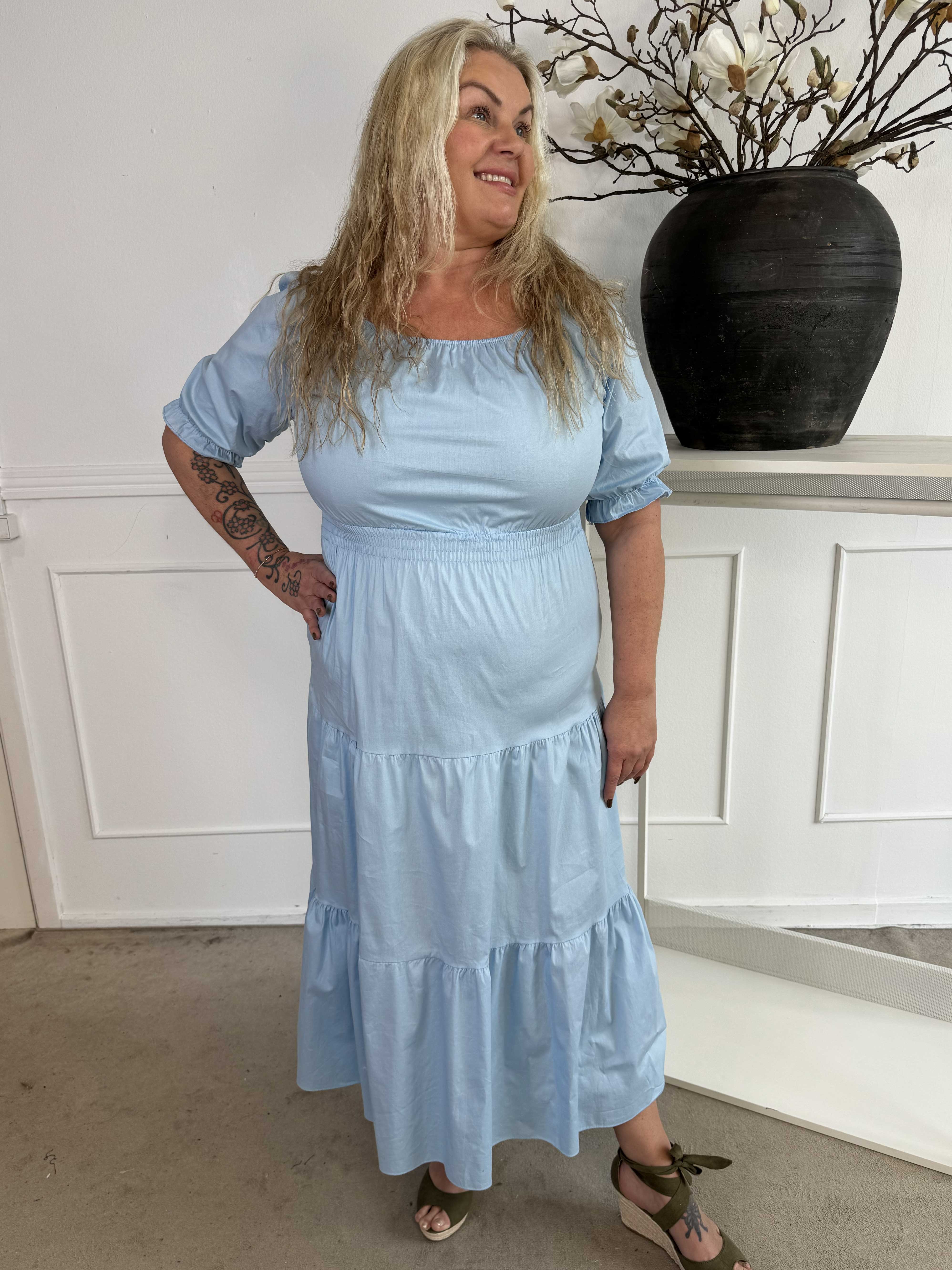 Kayce - Plus size kjole i bomuld med elastik i udskæringen og taljen
